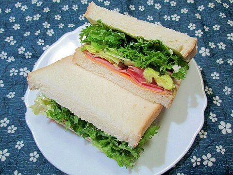 ペッパーポークとわさび菜のサンドイッチ
